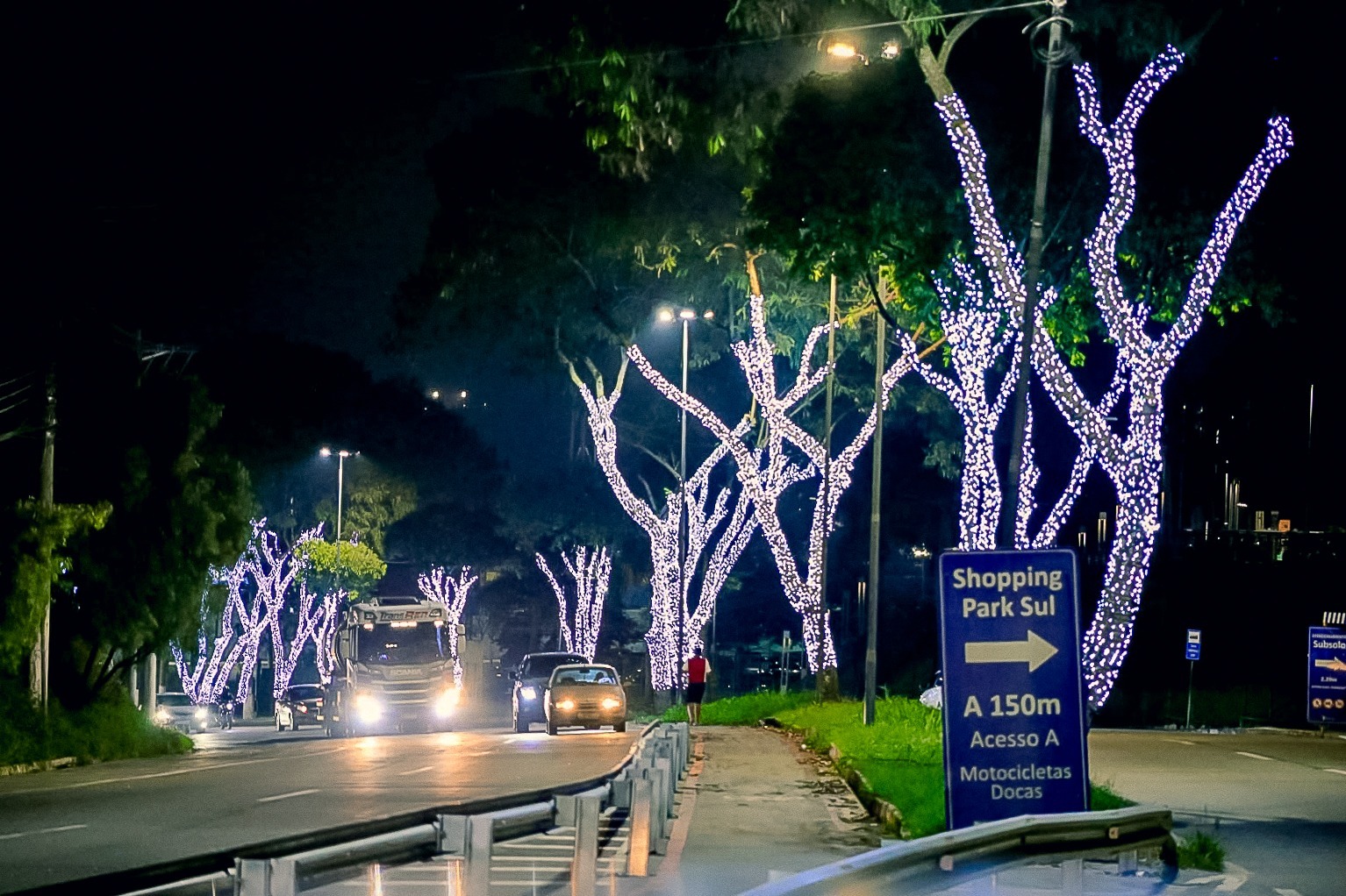 Iluminação natalina instalada em Volta Redonda
